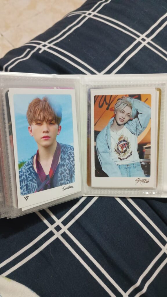 En búsqueda de photocards oficiales